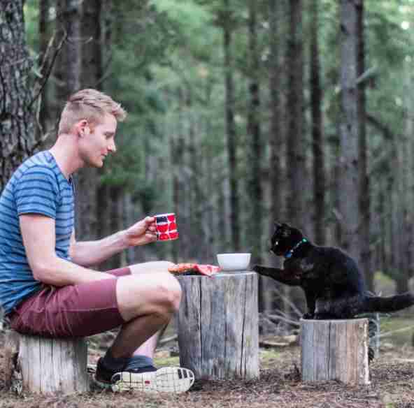 Refreshing story of a man who left his job and sold everything just to travel with his cat